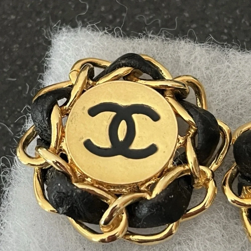 CHANEL vintage double c logo Gold Tone  &  Black lambskin leather chain Earrings - Picture 2 of 6